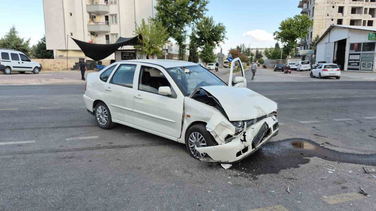 ADIYAMAN’DA İKİ OTOMOBİLİN ÇARPIŞMASI SONUCU 1’İ AĞIR 3 KİŞİ YARALANDI.