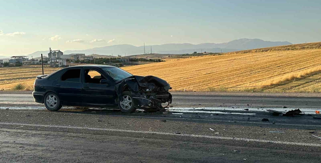 ADIYAMAN’DA, İKİ OTOMOBİLİN ÇARPIŞMASI SONUCU MEYDANA GELEN KAZADA 4 KİŞİ YARALANDI.