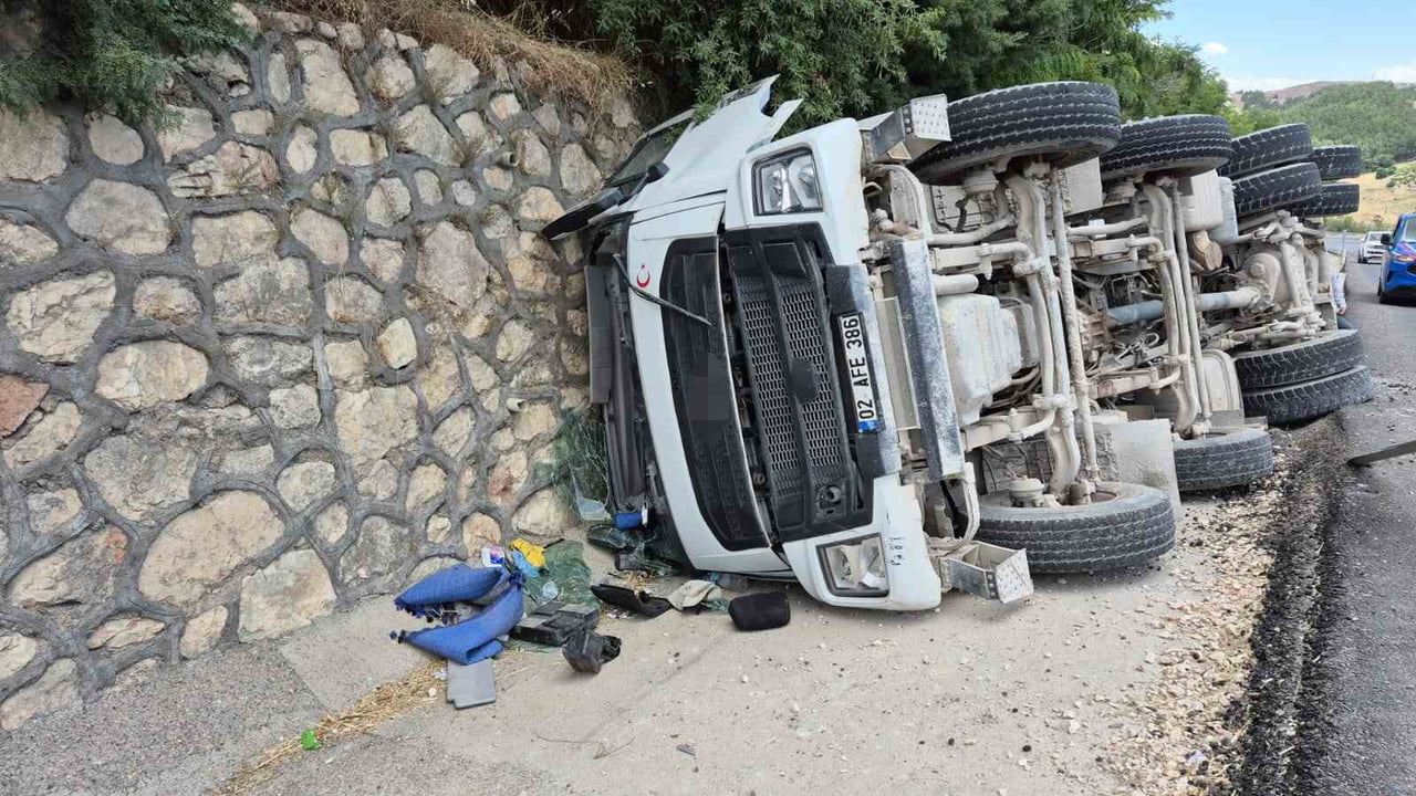 ADIYAMAN’DA, KONTROLDEN ÇIKAN BETON MİKSERİNİN DEVRİLMESİ SONUCU 1 KİŞİ AĞIR YARALANDI.