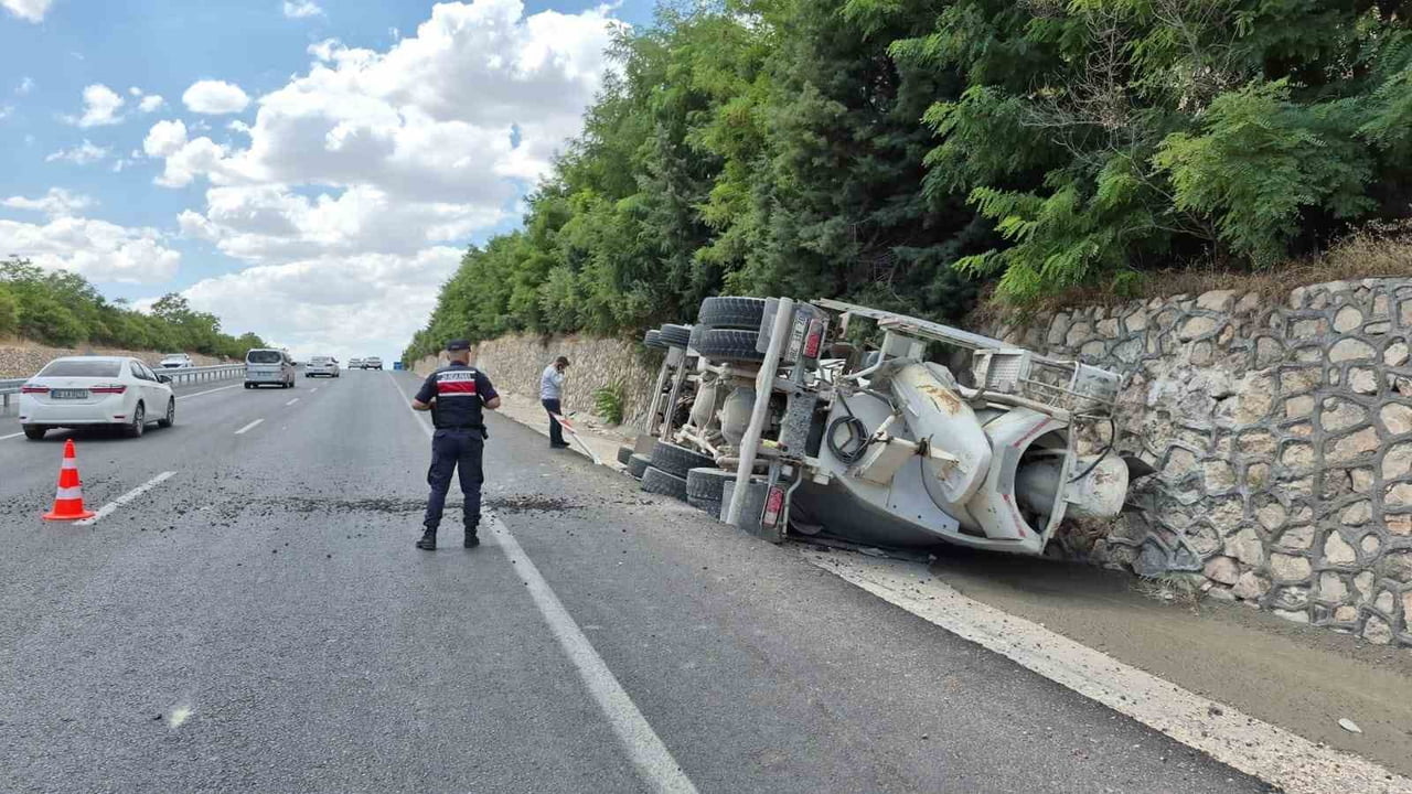 ADIYAMAN’DA, KONTROLDEN ÇIKAN BETON MİKSERİNİN DEVRİLMESİ SONUCU 1 KİŞİ AĞIR YARALANDI.