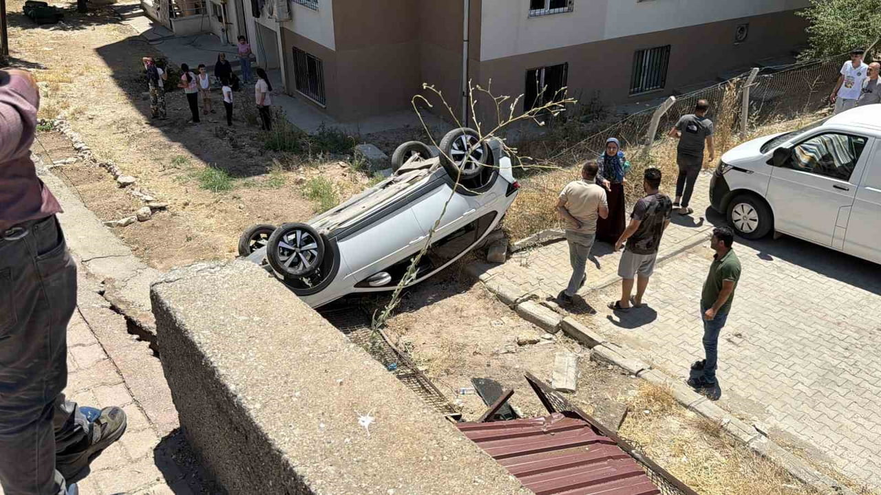 ADIYAMAN’DA KONTROLDEN ÇIKAN BİR OTOMOBİL, KARAYOLUNDAN SİTE BAHÇESİNE DÜŞTÜ.