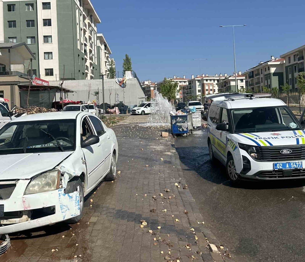 ADIYAMAN’DA KONTROLDEN ÇIKAN BİR OTOMOBİL YER ÜSTÜ YANGIN HİDRANTINI DEVİRİP GEÇTİ.