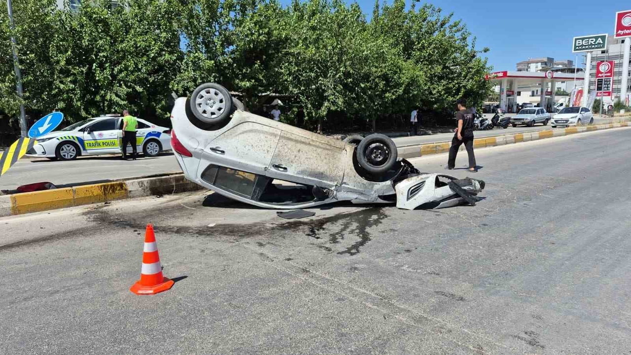 ADIYAMAN’DA KONTROLDEN ÇIKARAK ÖNCE BARİYERLERE, ARDINDAN REFÜJE ÇARPARAK TAKLA ATAN OTOMOBİLİN...