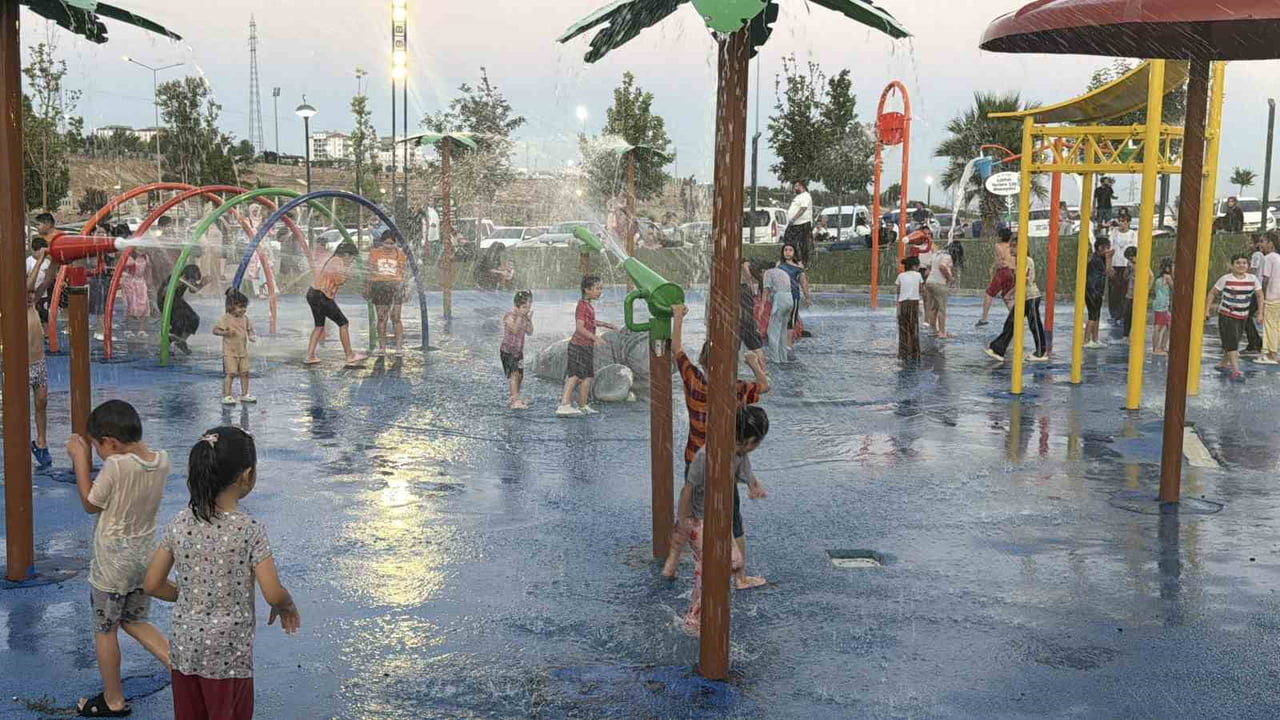 ADIYAMAN’DA MEVSİM NORMALLERİNİN ÜZERİNDE SEYREDEN HAVA SICAKLIKLARI NEDENİYLE GÜNDÜZ SAATLERİNDE...