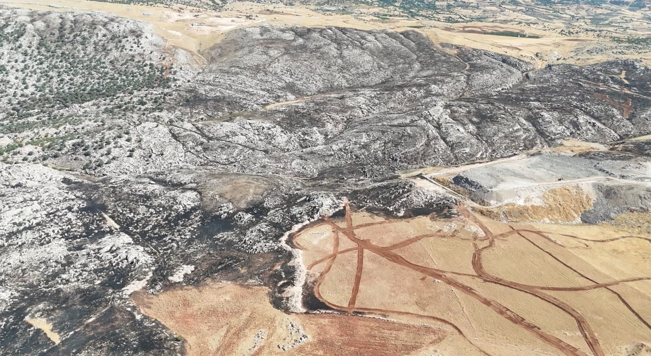 ADIYAMAN’DA ÖNCEKİ GÜN MEYDANA GELEN ORMAN YANGINI EKİPLERİN YOĞUN ÇALIŞMALARI SONUCU KONTROL...