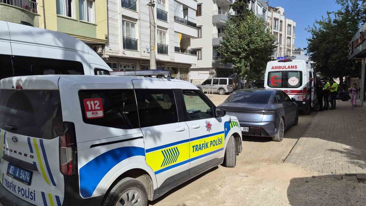 ADIYAMAN’DA OTOMOBİL İLE MOTOSİKLETİN ÇARPIŞMASI SONUCU MEYDANA GELEN KAZADA 1 KİŞİ YARALANDI....