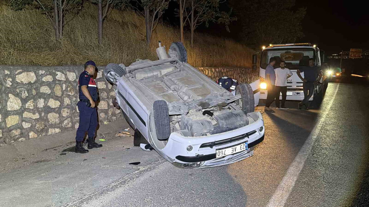 ADIYAMAN’DA OTOMOBİLİN İSTİNAT DUVARINA ÇARPARAK TAKLA ATMASI SONUCU 2 KİŞİ YARALANDI.