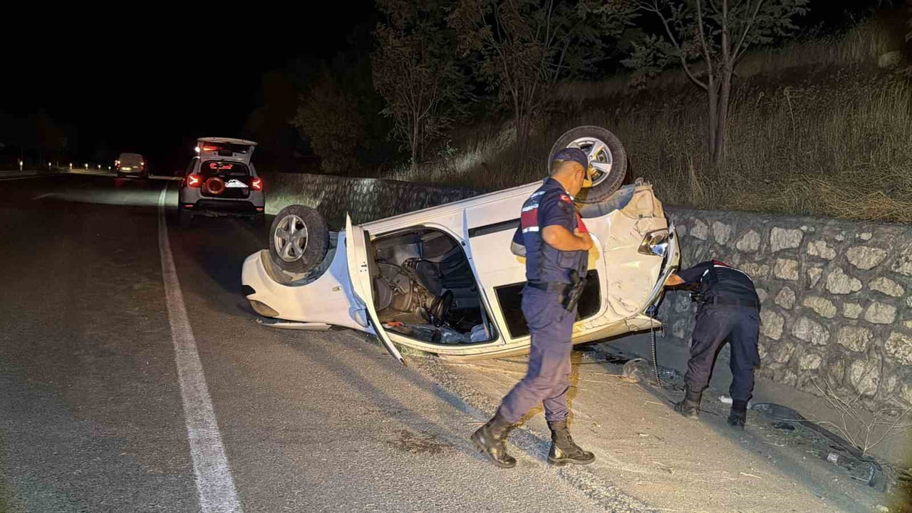 ADIYAMAN’DA OTOMOBİLİN İSTİNAT DUVARINA ÇARPARAK TAKLA ATMASI SONUCU 2 KİŞİ YARALANDI.