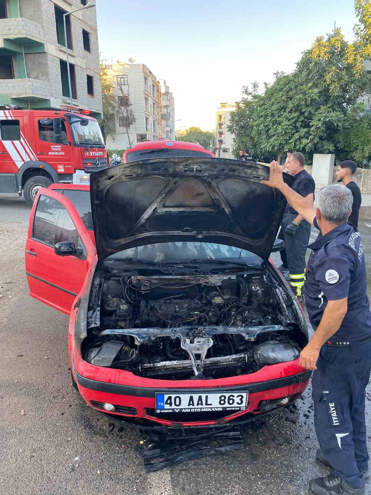 ADIYAMAN’DA SEYİR HALİNDE OLAN BİR OTOMOBİL ALEV ALARAK YANDI.