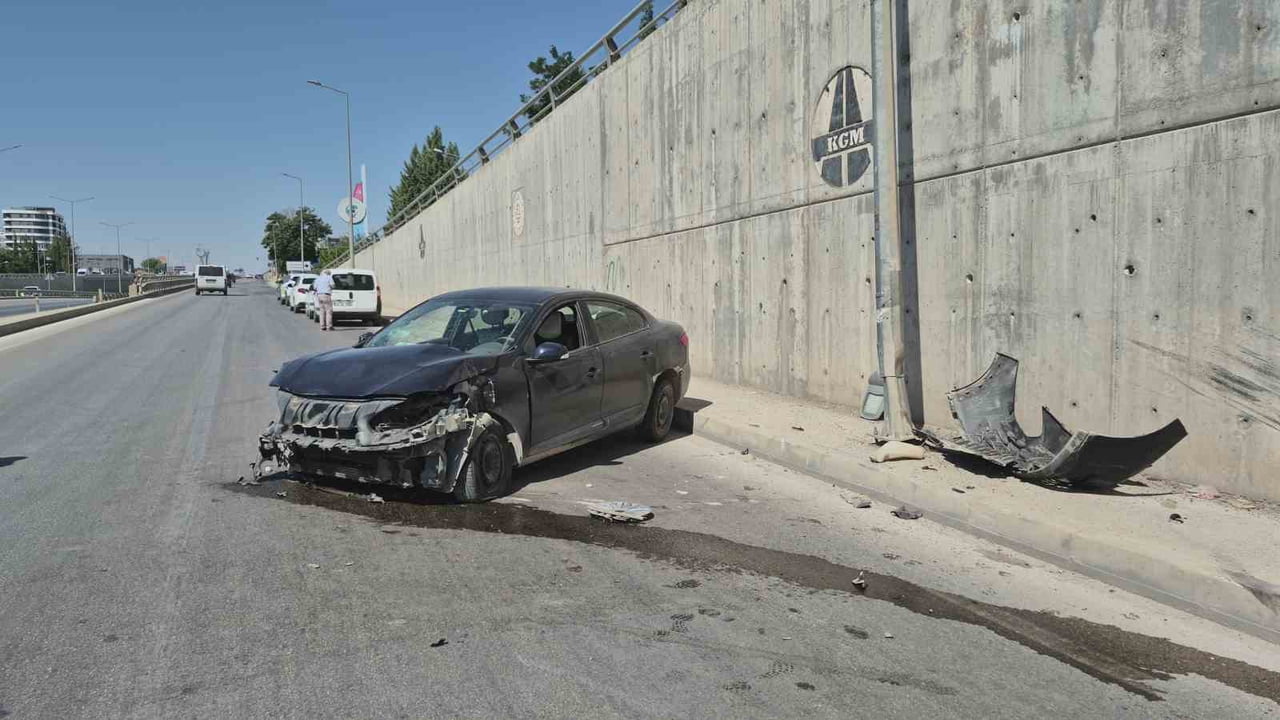 ADIYAMAN’DA SOL ÖN LASTİĞİ PATLAYAN OTOMOBİLİN BARİYERLERE VE AYDINLATMA DİREĞİNE ÇARPMASI SONUCU...