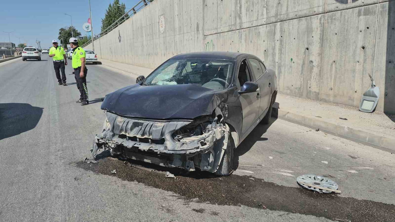 ADIYAMAN’DA SOL ÖN LASTİĞİ PATLAYAN OTOMOBİLİN BARİYERLERE VE AYDINLATMA DİREĞİNE ÇARPMASI SONUCU...