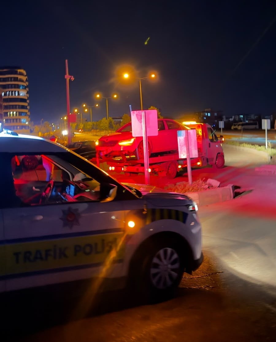 ADIYAMAN’DA, SÜRÜCÜSÜNÜN DİREKSİYON HAKİMİYETİNİ KAYBETTİĞİ OTOMOBİL REFÜJE ÇIKARAK...