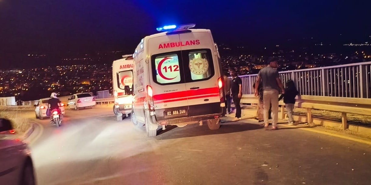 ADIYAMAN’DA, SÜRÜCÜSÜNÜN DİREKSİYON HAKİMİYETİNİ KAYBETTİĞİ OTOMOBİLİN BARİYERLERE ÇARPMASI SONUCU...
