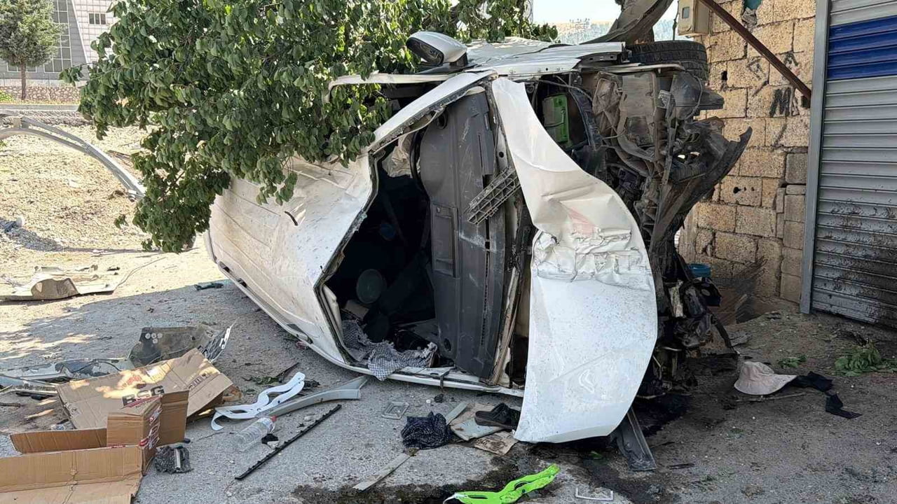 ADIYAMAN’DA, SÜRÜCÜSÜNÜN DİREKSİYON HAKİMİYETİNİ KAYBETTİĞİ PANELVAN ŞARAMPOLE YUVARLANMASI SONUCU...