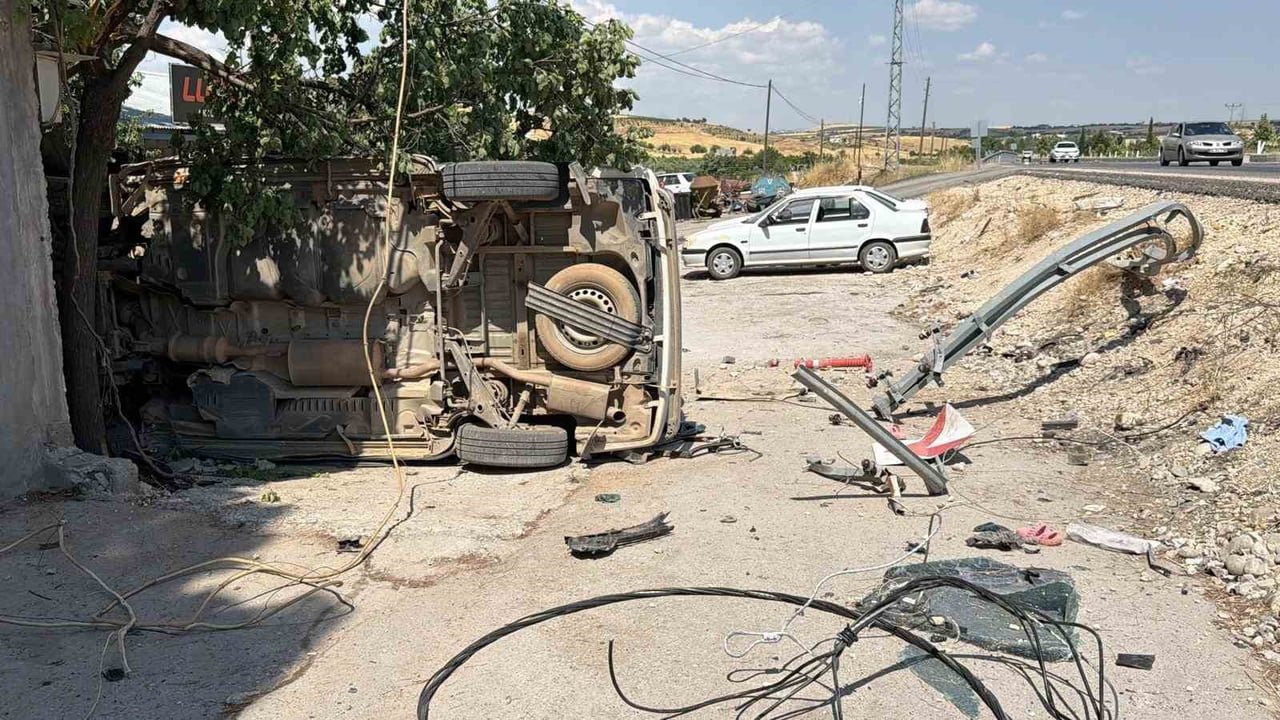 ADIYAMAN’DA, SÜRÜCÜSÜNÜN DİREKSİYON HAKİMİYETİNİ KAYBETTİĞİ PANELVAN ŞARAMPOLE YUVARLANMASI SONUCU...