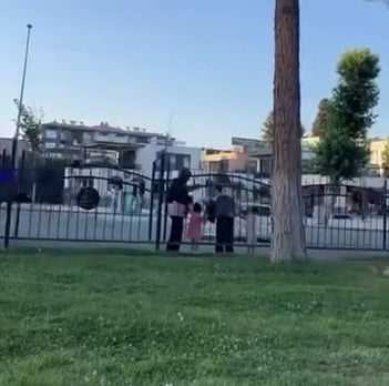 ADIYAMAN’DA, YAYALARIN GEÇMEMESİ İÇİN KONULAN KORKULUKLARIN ÜZERİNDEN ATLAYAN YAYALAR TRAFİĞİ DE...