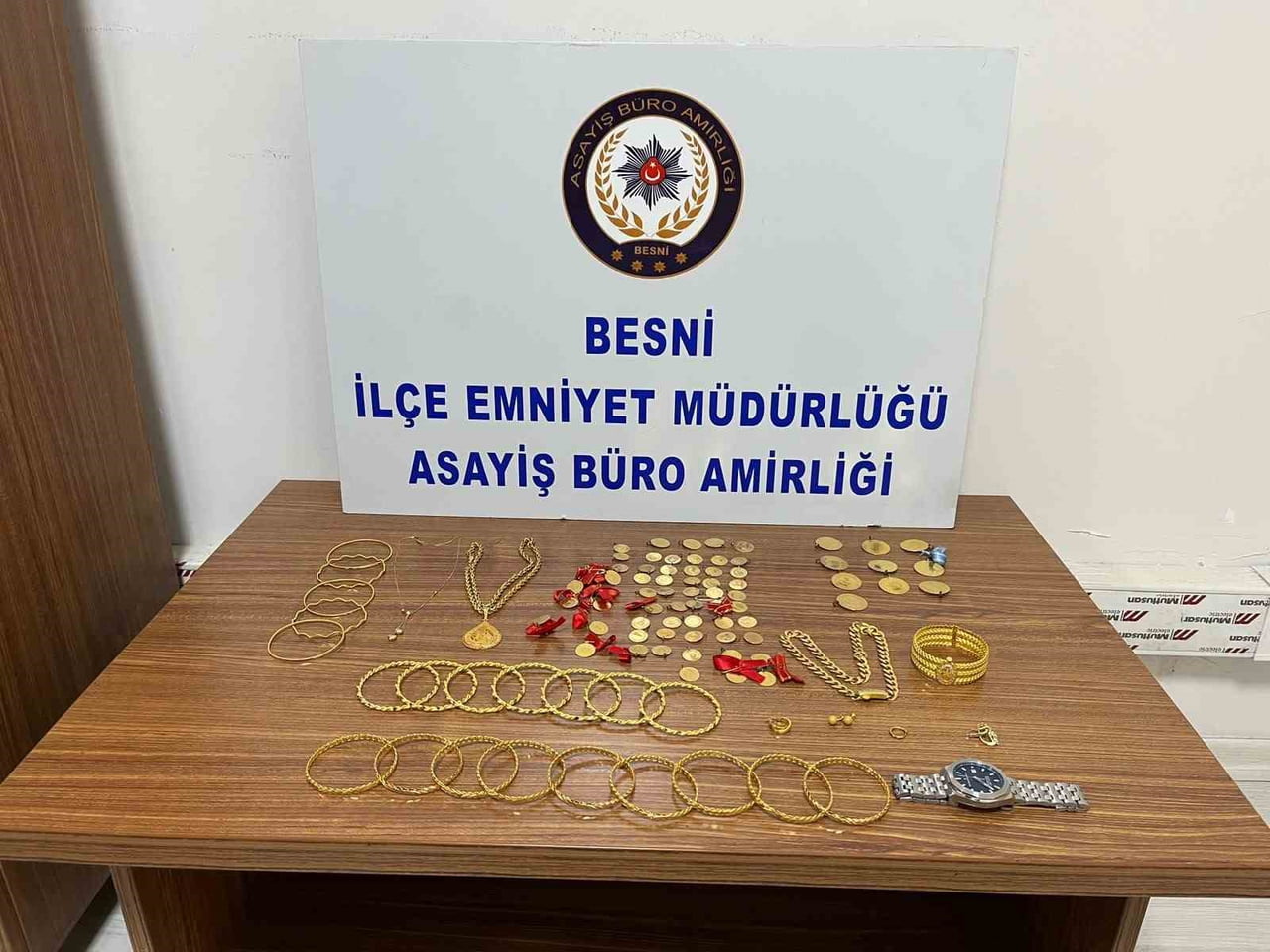 ADIYAMAN’IN BESNİ İLÇESİNDE 65 YAŞINDAKİ BİR KADIN, APARTMAN GİRİŞİNDE BULDUĞU VE İÇERİSİNDE...