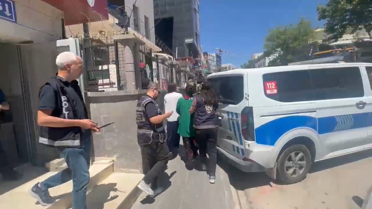ADIYAMAN’IN BESNİ İLÇESİNDE YAKLAŞIK 3 MİLYONLUK HIRSIZLIK OLAYINA KARIŞARAK YAKALANAN 3 ŞAHIS...