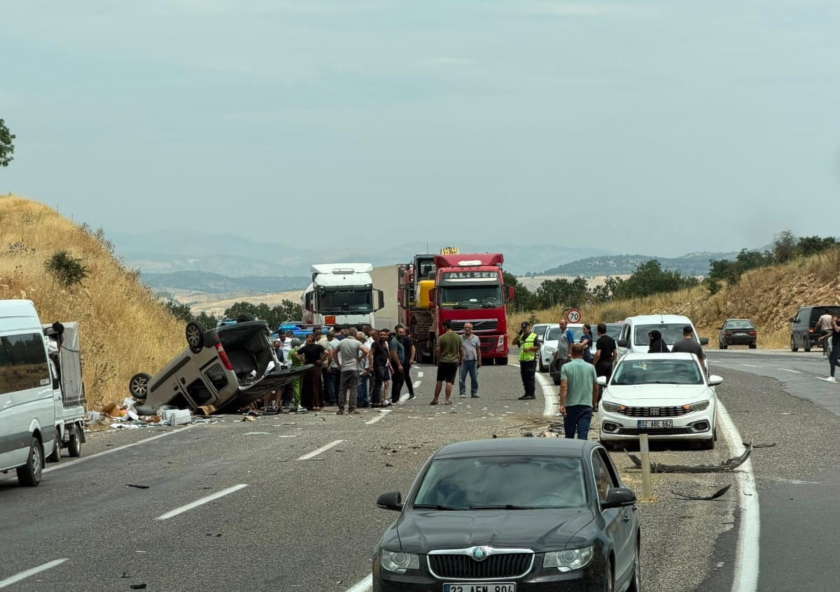 ADIYAMAN’IN GÖLBAŞI İLÇESİNDE, KONTROLDEN ÇIKARAN HAFİF TİCARİ ARACIN KARŞI ŞERİDE GEÇEREK BİR...