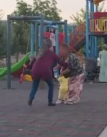 ADIYAMAN’IN KAHTA İLÇESİNDE BULUNAN BİR PARKTA AĞLAYAN ÇOCUĞU SAKİNLEŞTİRMEYE ÇALIŞAN ENGELLİ...
