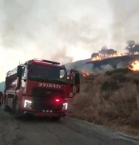 ADIYAMAN’IN KAHTA İLÇESİNDE ÇIKAN ANIZ YANGINI, BAHÇE VE EVLERE YAKLAŞMASI KÖYDE KORKUYA NEDEN...