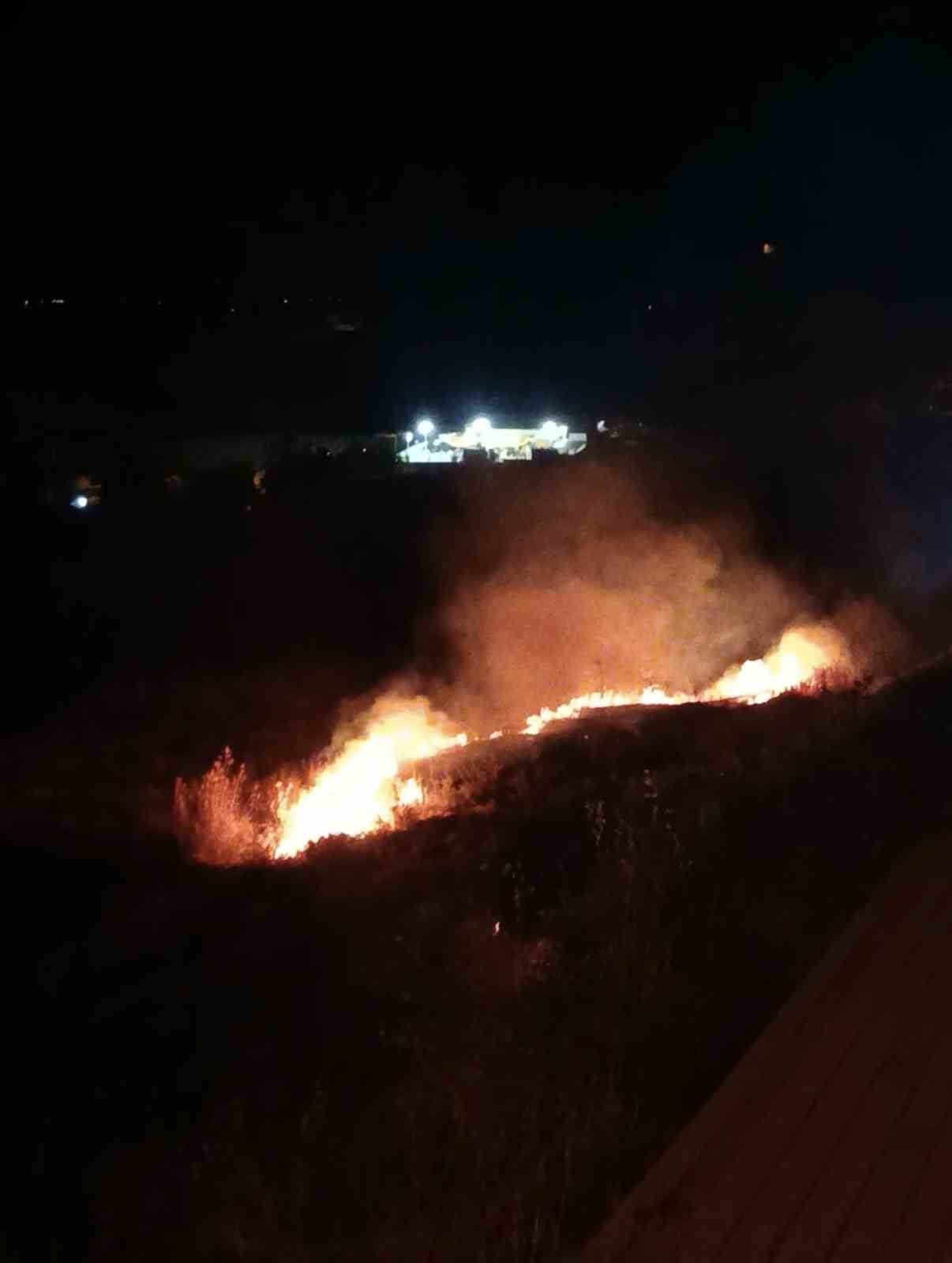 ADIYAMAN’IN KAHTA İLÇESİNDE ÇIKAN ANIZ YANGINI KORKUTTU.
