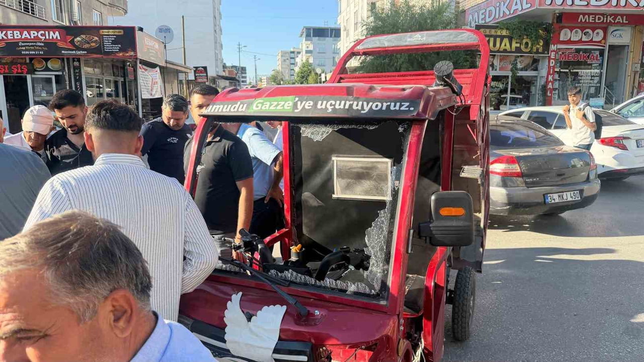 ADIYAMAN’IN KAHTA İLÇESİNDE ELEKTRİKLİ MOTOSİKLET İLE HAFİF TİCARİ ARACIN ÇARPIŞMASI SONUCU 1 KİŞİ...