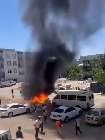 ADIYAMAN’IN KAHTA İLÇESİNDE İŞ MERKEZLERİ ÖNÜNDE ÇIKAN ÇÖP YANGINI PANİĞE NEDEN OLDU.