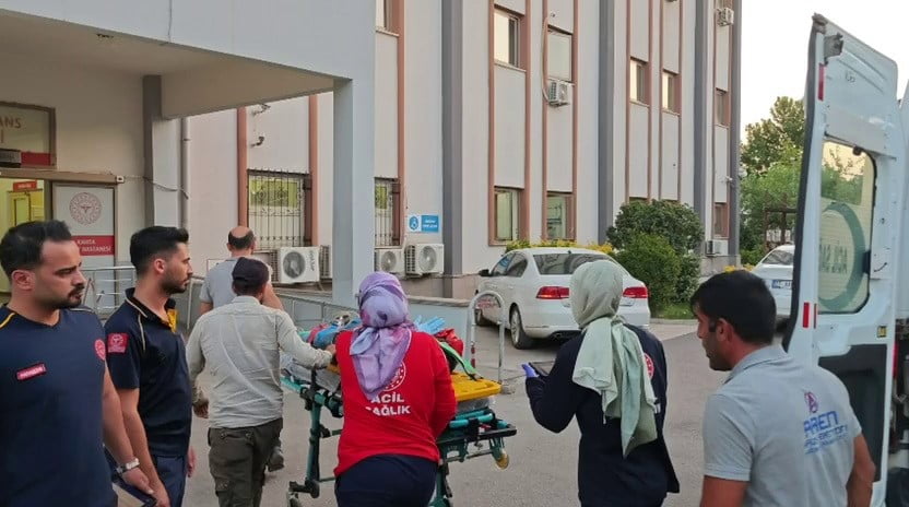 ADIYAMAN’IN KAHTA İLÇESİNDE KAMYONETİN DEVRİLMESİ SONUCU 6 KİŞİ YARALANDI.