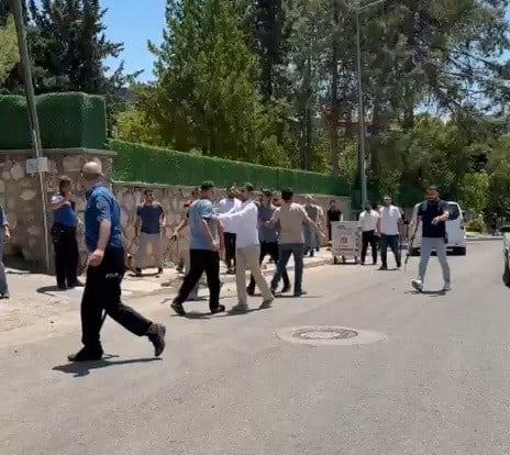 ADIYAMAN’IN KAHTA İLÇESİNDE KARAKOL ÖNÜNDE KAVGA EDEN İKİ GRUBA BİBER GAZIYLA MÜDAHALE...