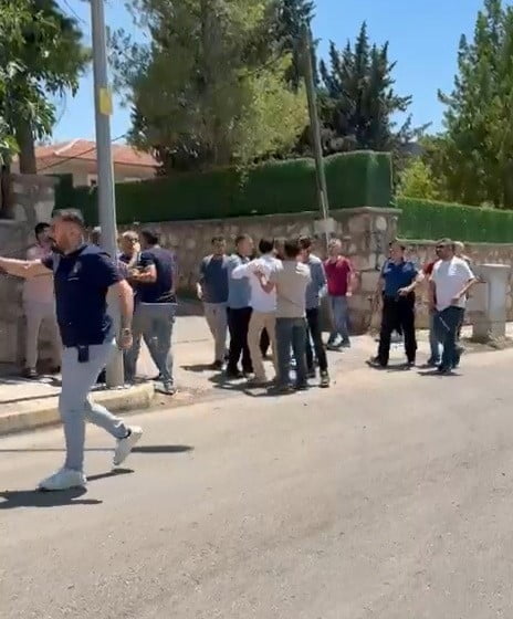 ADIYAMAN’IN KAHTA İLÇESİNDE KARAKOL ÖNÜNDE KAVGA EDEN İKİ GRUBA BİBER GAZIYLA MÜDAHALE...