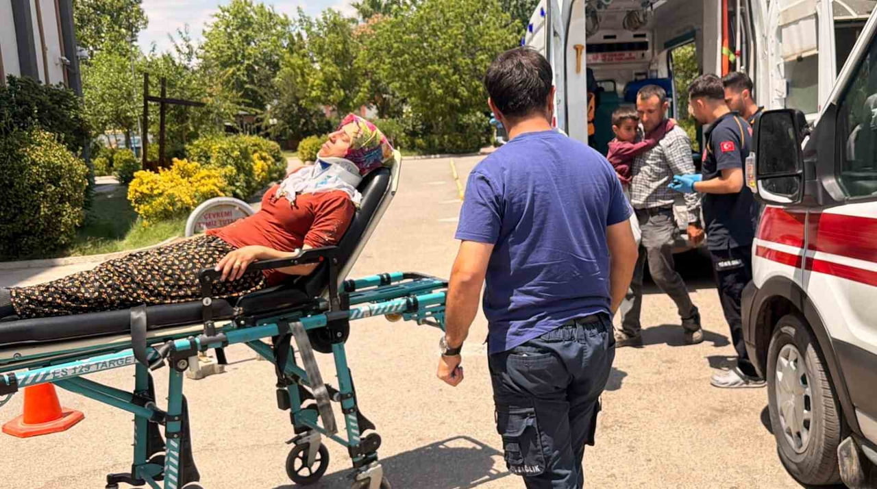 ADIYAMAN’IN KAHTA İLÇESİNDE SÜRÜCÜSÜNÜN DİREKSİYON HAKİMİYETİNİ KAYBETTİĞİ OTOMOBİLİN TAKLA ATMASI...