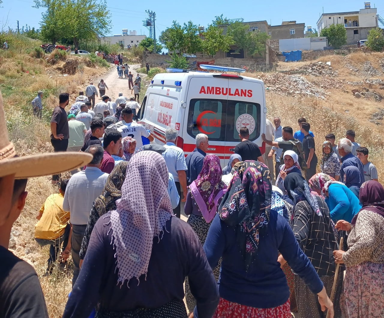 ADIYAMAN’IN TUT İLÇESİNDE VİRAJI ALAMAYAN TRAKTÖRÜN TAKLA ATMASI SONUCU 1 KİŞİ HAYATINI...