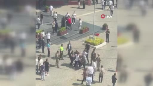 Adliye önünde ortalığın savaş alanına döndüğü kavga kamerada
