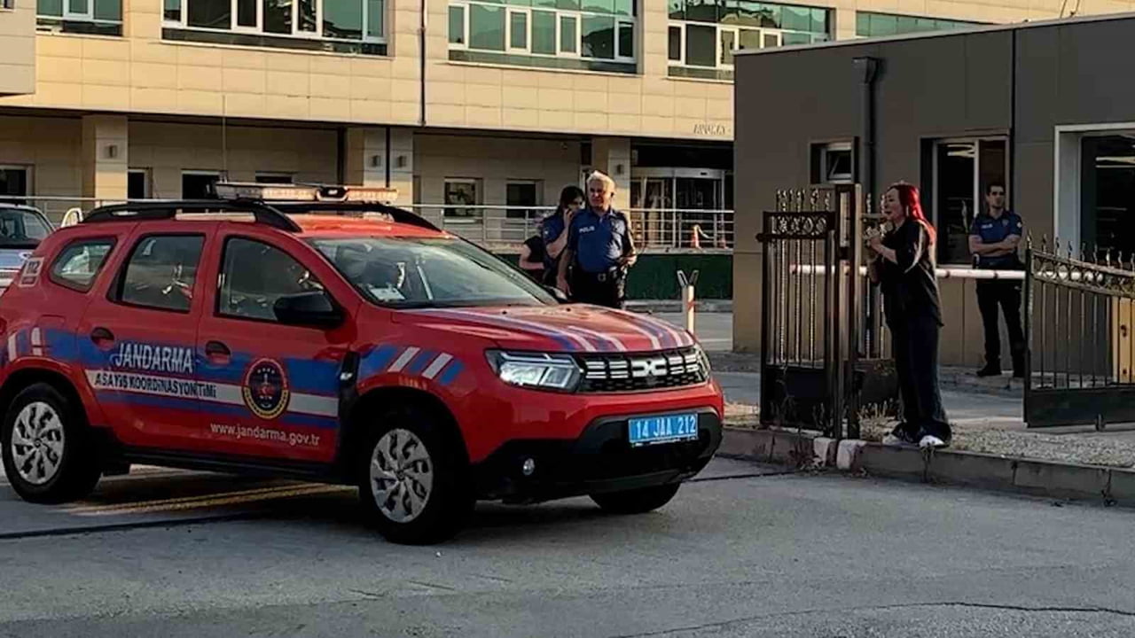 ADLİYEDEN JANDARMA ARACIYLA ÇIKARILIŞ ANI