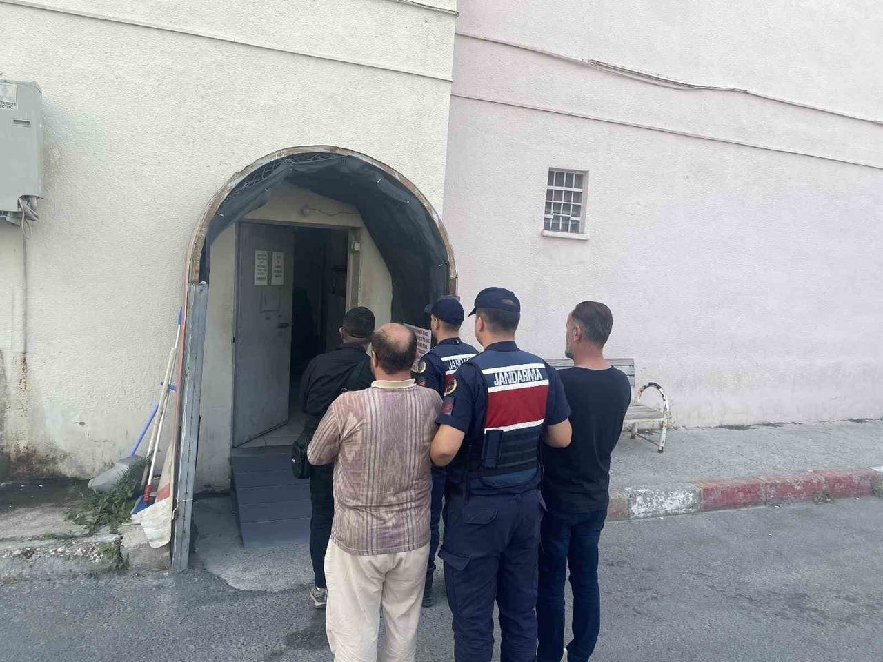 ADLİYEYE SEVK EDİLEN 8 ŞÜPHELİDEN 4'Ü TUTUKLANDI