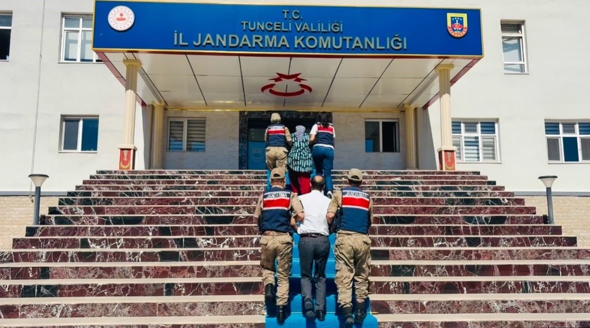 ADLİYEYE SEVK EDİLEN ÖRGÜT LİDERİ S.T. İLE E.M. VE İRAN UYRUKLU S.K.M. ÇIKARILDIKLARI MAHKEMECE...