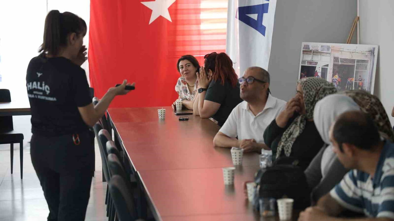 AFAD BİLGİLENDİRME EĞİTİMİNDE ÖZEL BİREYLER, HAYATLARINDA İLK KEZ AFET EĞİTİM ÇANTASINI...