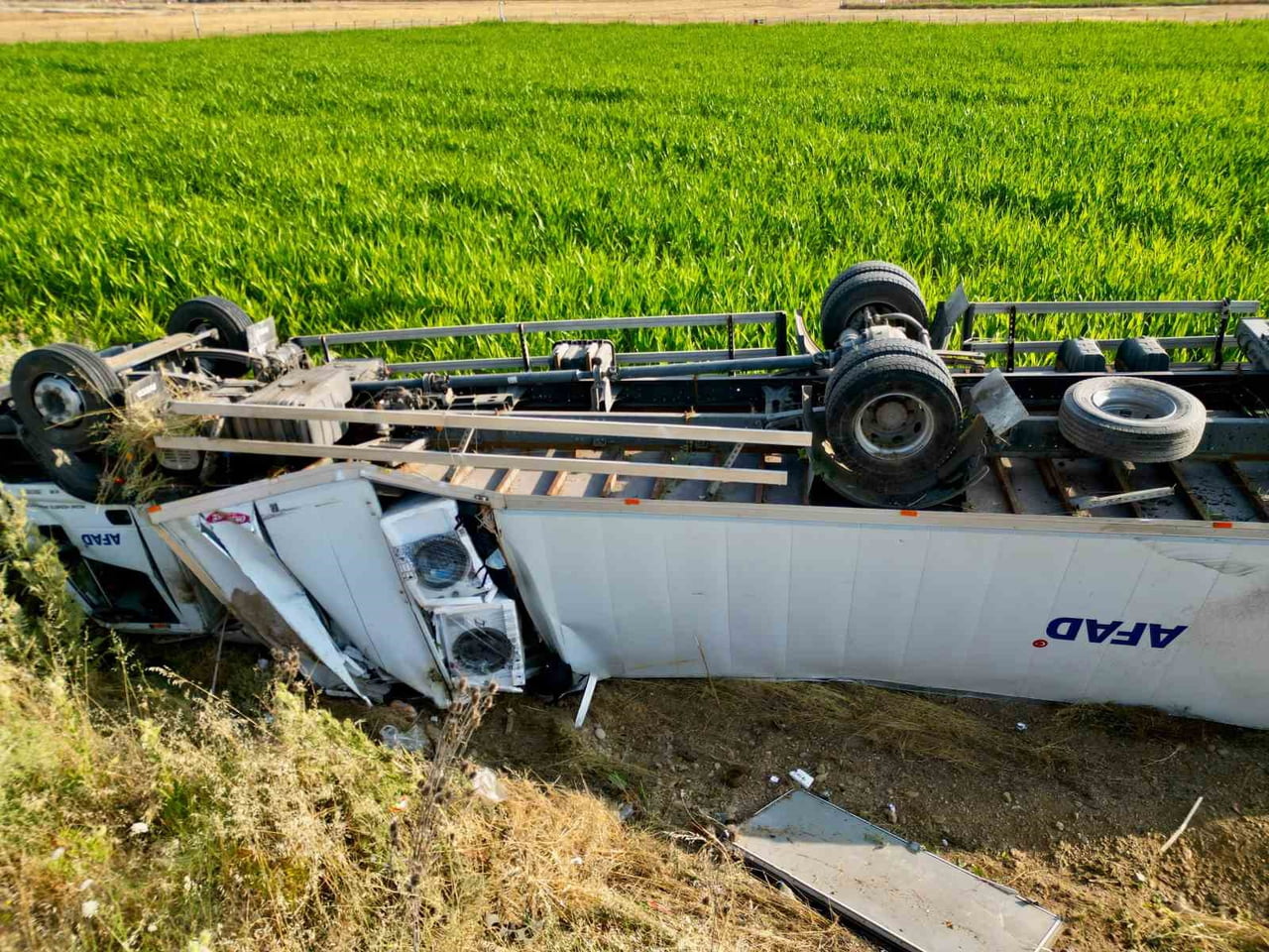 AFET VE ACİL DURUM MÜDÜRLÜĞÜ'NÜN BEYAZ EŞYA TAŞIYAN TIRI AFYONKARAHİSAR'DA DEVRİLDİ.