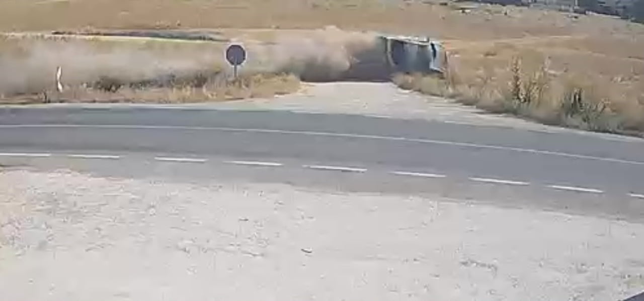 AFYONKARAHİSAR'DA 20 YAŞINDAKİ OTOMOBİL SÜRÜCÜNÜN ÖLDÜĞÜ KAZANIN ORTAYA ÇIKAN GÜVENLİK KAMERASI...