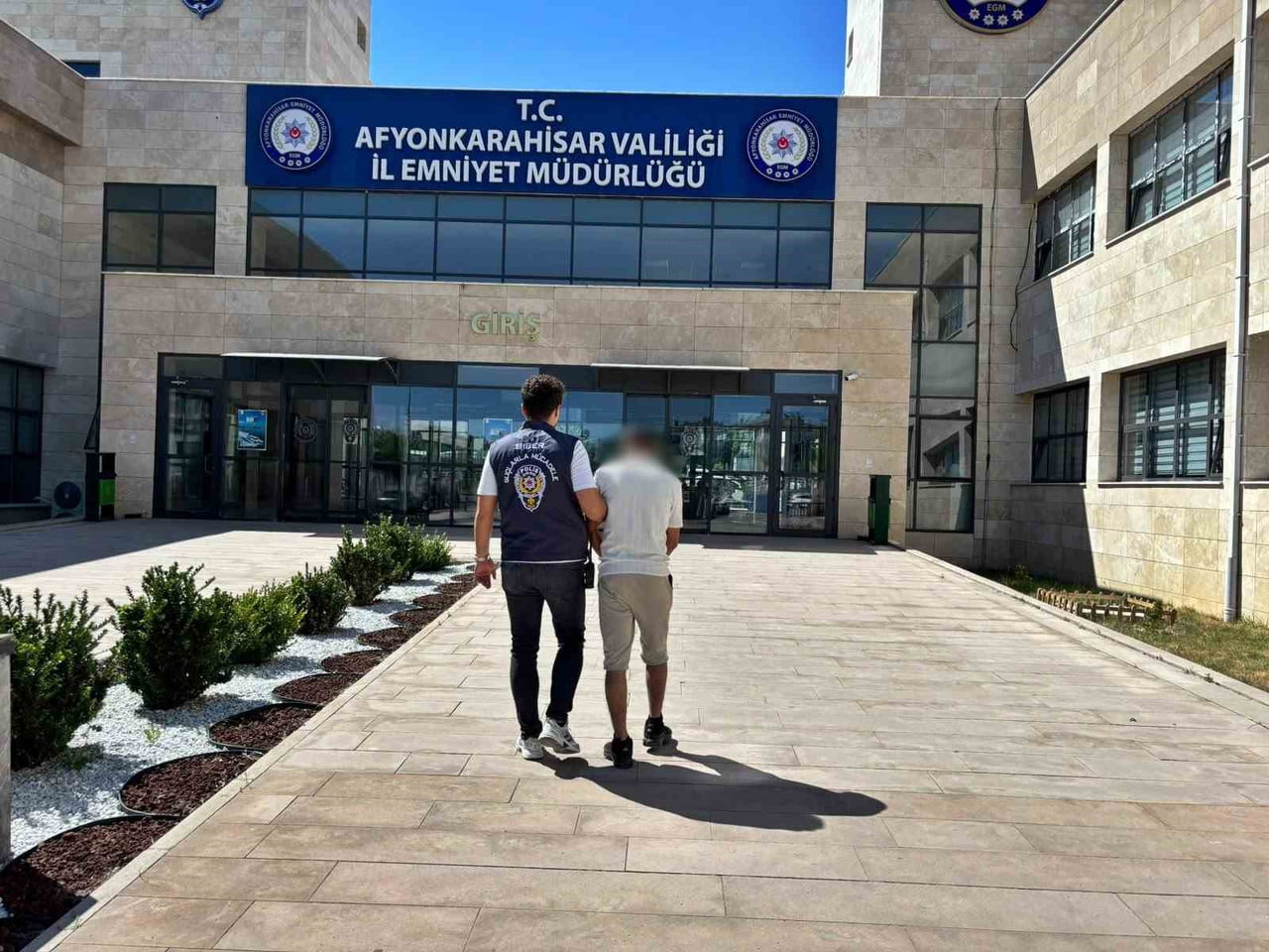 AFYONKARAHİSAR'DA 4 İLE HAPİS CEZASI İLE ARANAN BİR ŞAHIS POLİSİN TAKİBİ SONRASI YAKALANARAK...