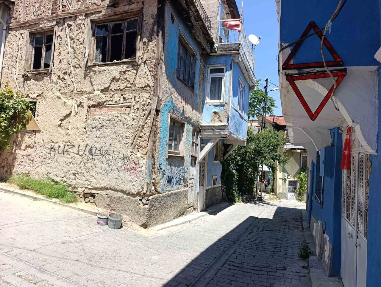 AFYONKARAHİSAR'DA  BİR VATANDAŞ, EVİNİN DIŞ KISMINA UZANAN KİRİŞE SÜREKLİ KAMYON VE KAMYONETLERİN...