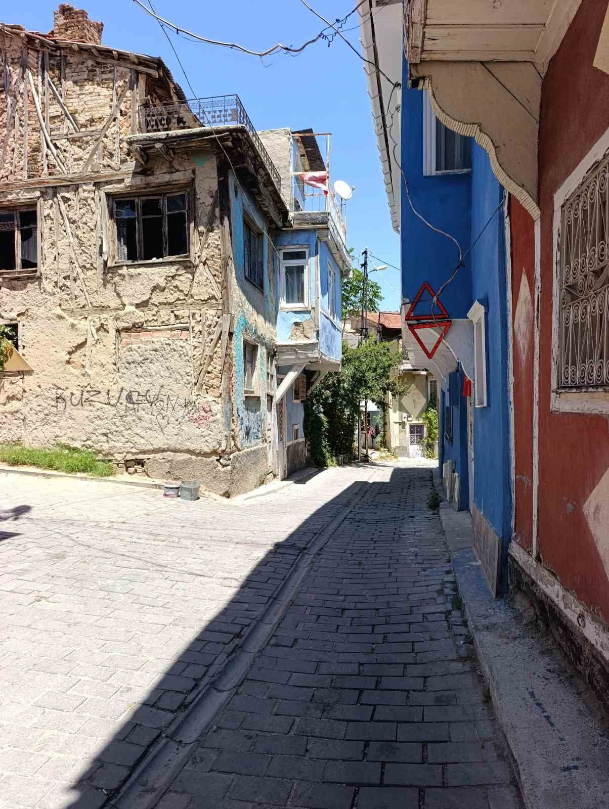 AFYONKARAHİSAR'DA  BİR VATANDAŞ, EVİNİN DIŞ KISMINA UZANAN KİRİŞE SÜREKLİ KAMYON VE KAMYONETLERİN...