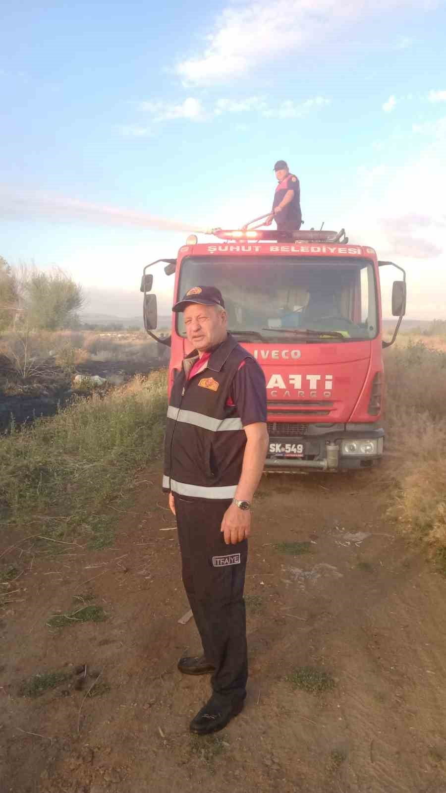 AFYONKARAHİSAR'DA EKİLİ TARIM ARAZİLERİ VE ORMANLIK ALAN YAKININDA YAŞANAN ANIZ YANGINI İTFAİYE...