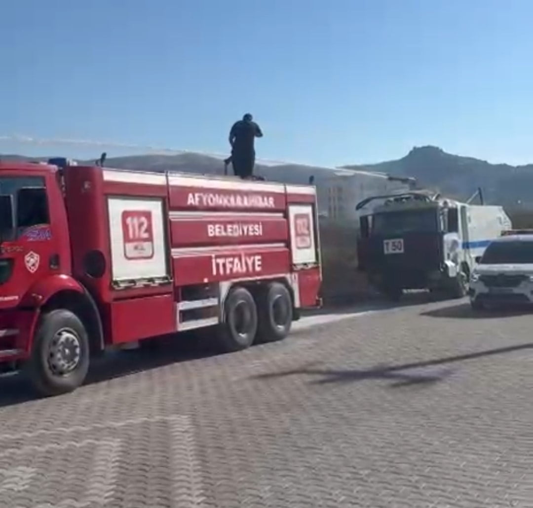 AFYONKARAHİSAR'DA EMNİYET MÜDÜRLÜĞÜ YAKINLARINDA ÇIKAN OT YANGINI İTFAİYE EKİPLERİ İLE BİRLİKTE...