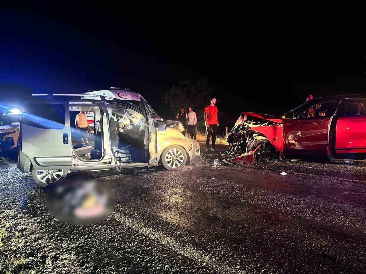 AFYONKARAHİSAR'DA HAFİF TİCARİ ARAÇLA OTOMOBİLİN KAFA KAFAYA ÇARPIŞMA SONUCU 2 KİŞİ ÖLDÜ 4 KİŞİ...