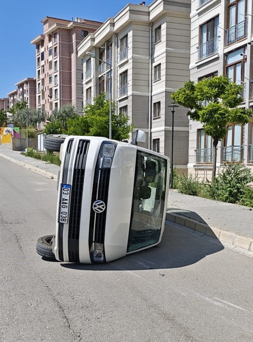 AFYONKARAHİSAR'DA İKİ KAMYONETİN ÇARPIŞMASI SONUCU MEYDANA GELEN TRAFİK KAZASINDA 6 KİŞİ...