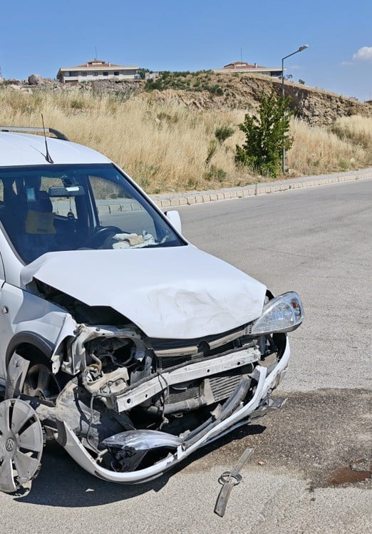AFYONKARAHİSAR'DA İKİ KAMYONETİN ÇARPIŞMASI SONUCU MEYDANA GELEN TRAFİK KAZASINDA 6 KİŞİ...