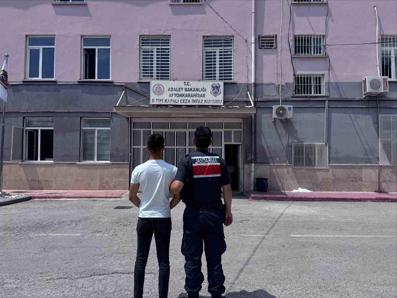 AFYONKARAHİSAR'DA JANDARMA TARAFINDAN SON BİR HAFTA İÇERİSİNDE YAPILAN DENETİMDE ÇEŞİTLİ SUÇLARDAN...