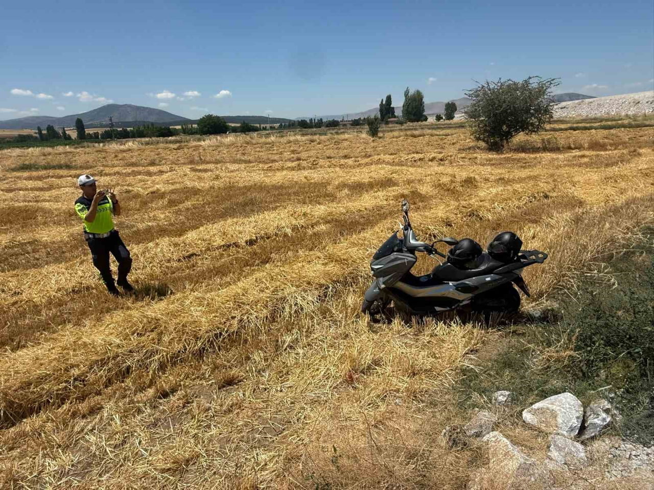 AFYONKARAHİSAR'DA KONTROLDEN ÇIKARAK DEVRİLEN MOTOSİKLETTE 2 KİŞİ YARALANDI.
